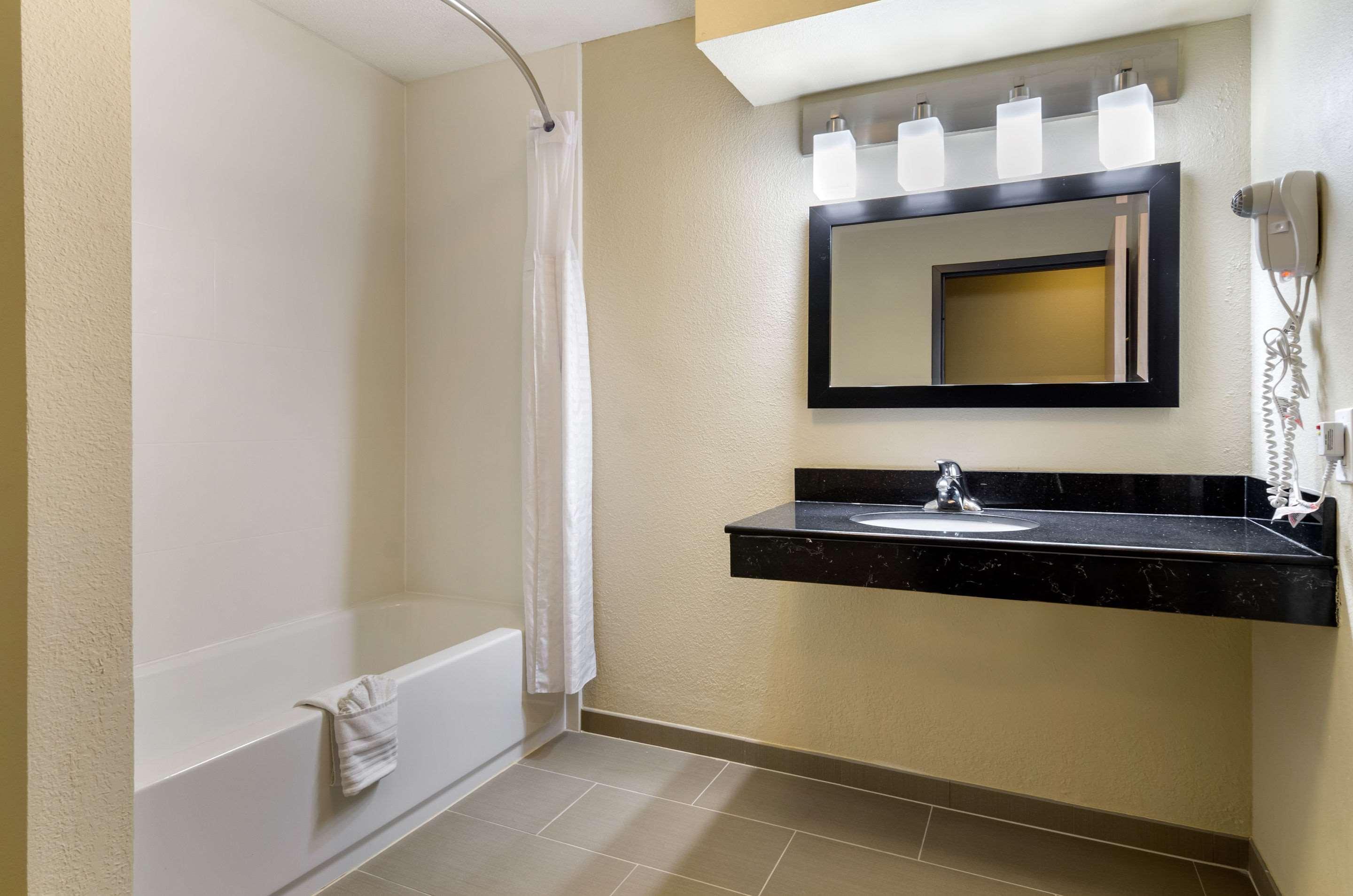 Comfort Inn & Suites Kansas City - Northeast Exterior photo