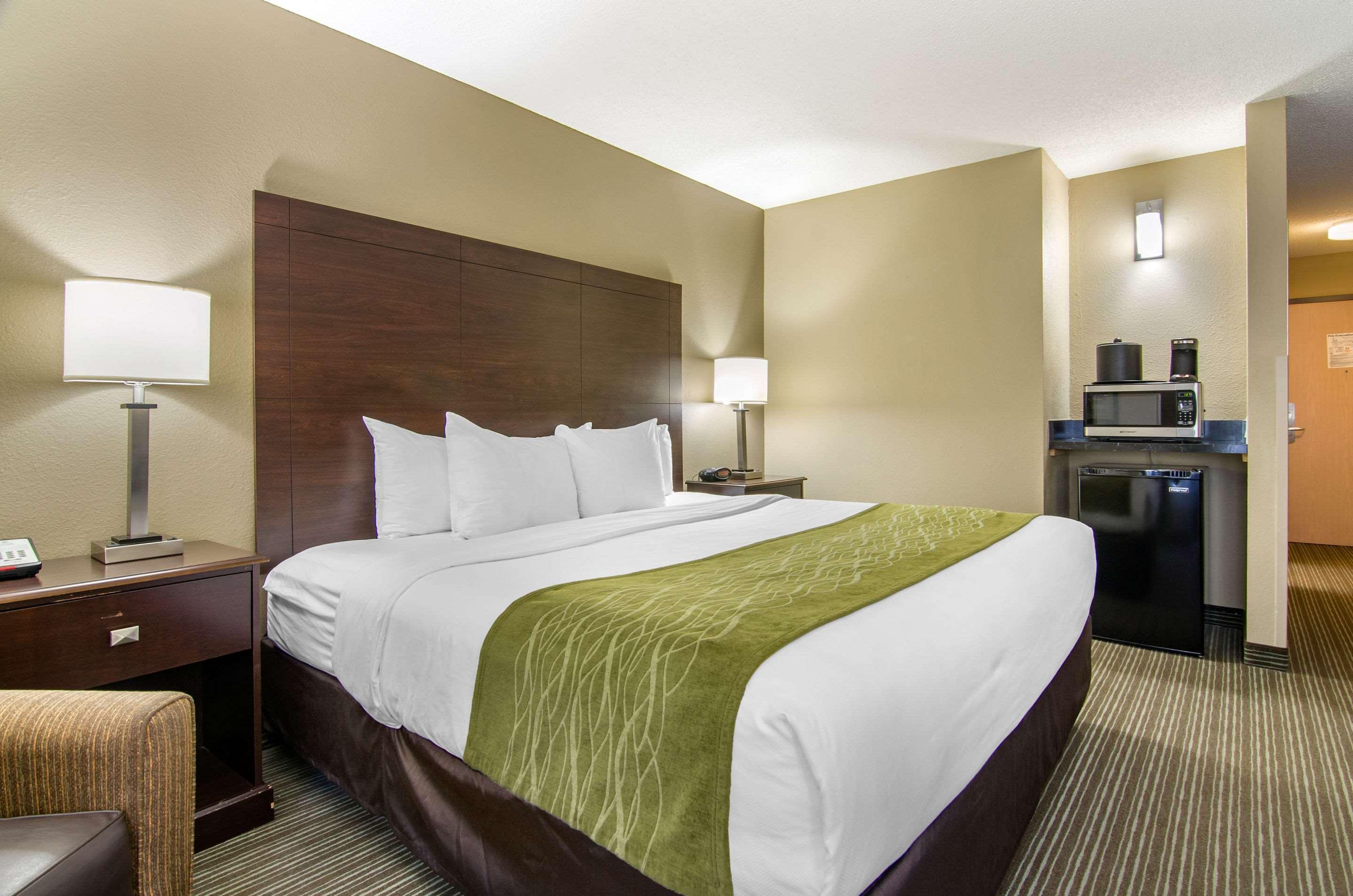 Comfort Inn & Suites Kansas City - Northeast Exterior photo